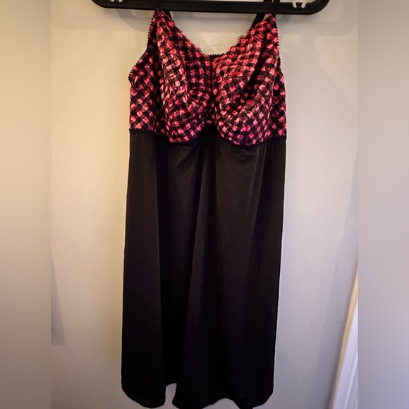 Black and red slip. - Picture 1 of 3